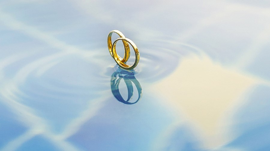 水の上に浮かぶ結婚指輪
