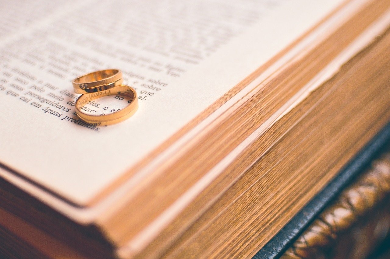 本の上に置かれた手作り結婚指輪