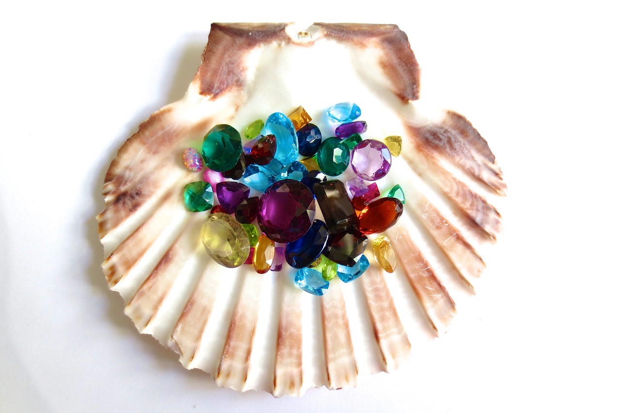 貝殻の上に乗せられた色とりどりの宝石