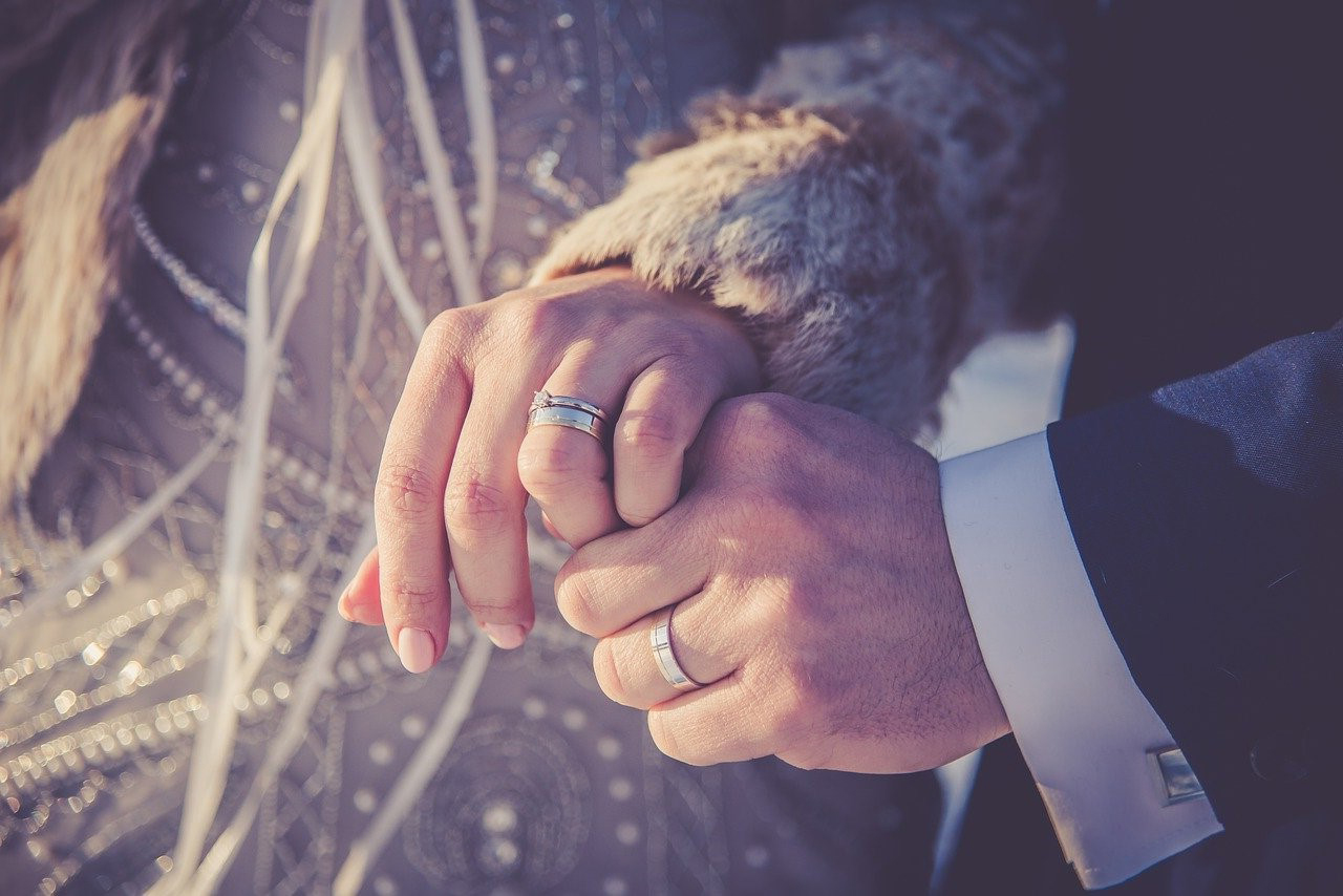 手を取り合うふたりの薬指に光る結婚指輪