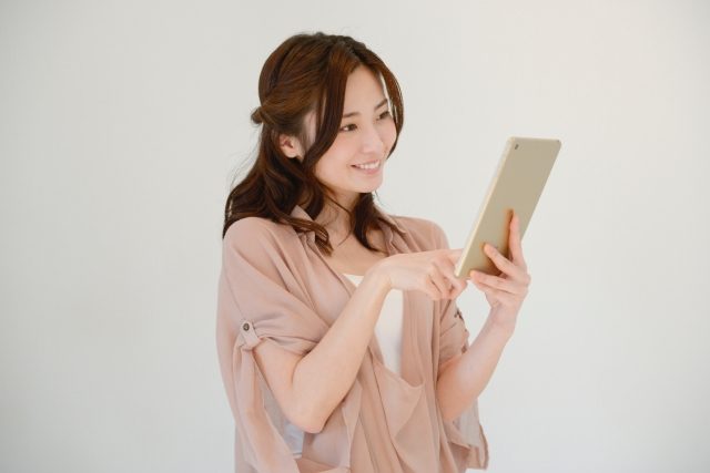 タブレットで予約する女性