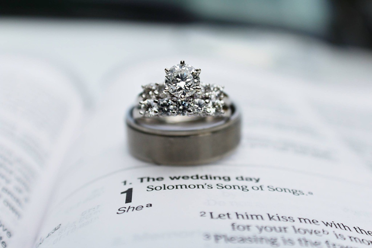 ダイヤモンドをふんだんに使った婚約指輪と結婚指輪
