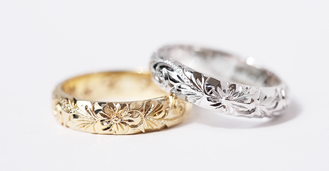 ハワイアンジュエリープアアリの結婚指輪がふたつ横並びで置いてある写真